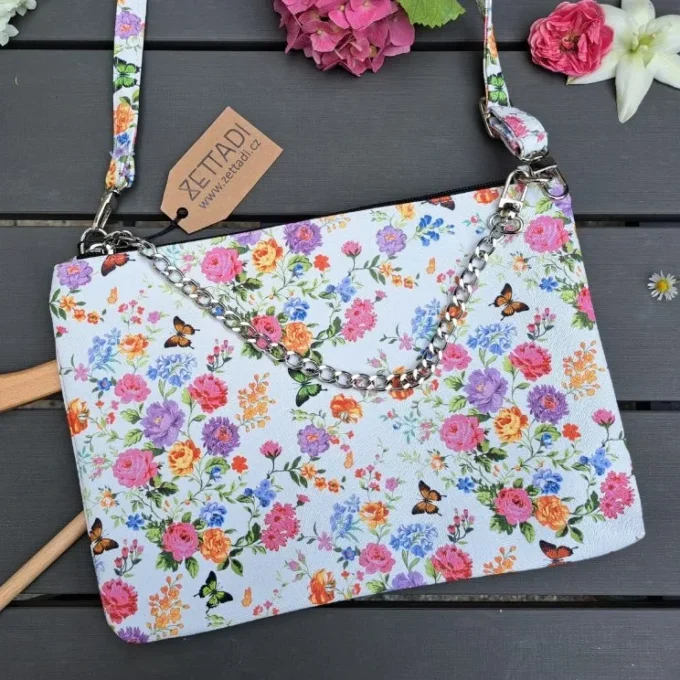 Crossbody s řetízkem - pestré květy a motýli