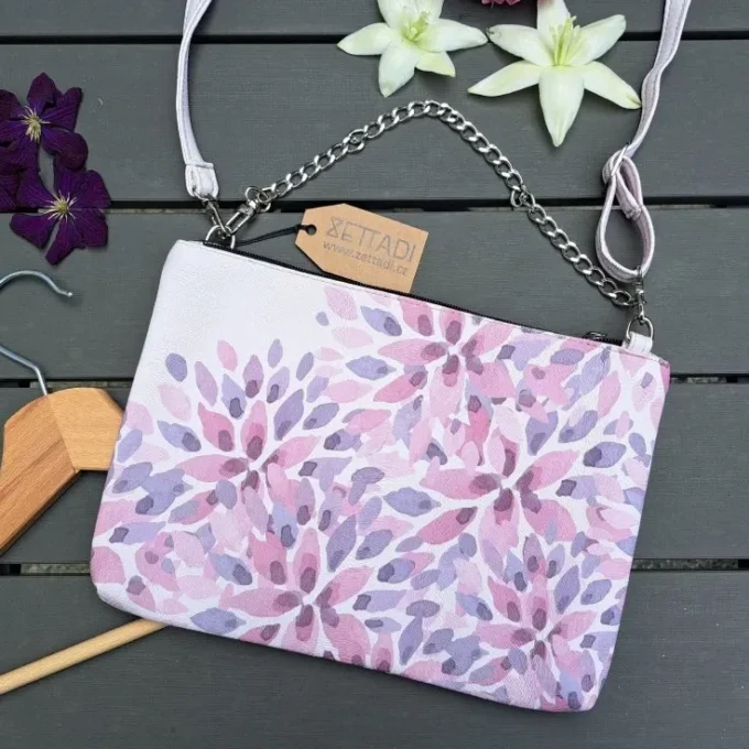 Crossbody s řetízkem - květy růžovofialové