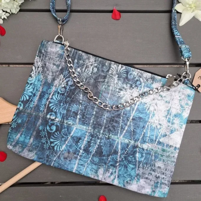 Crossbody s řetízkem - modrošedé ornamenty