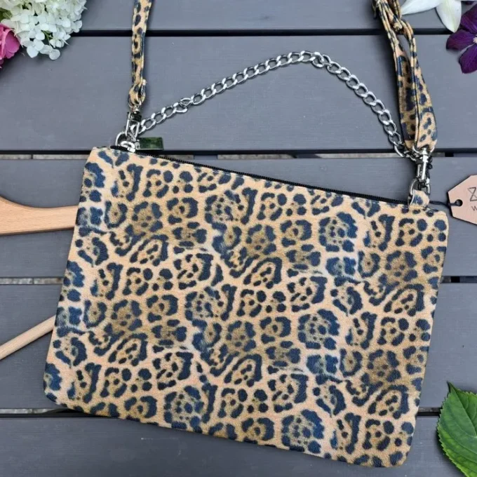 Crossbody s řetízkem - imitace leopardí kožešiny